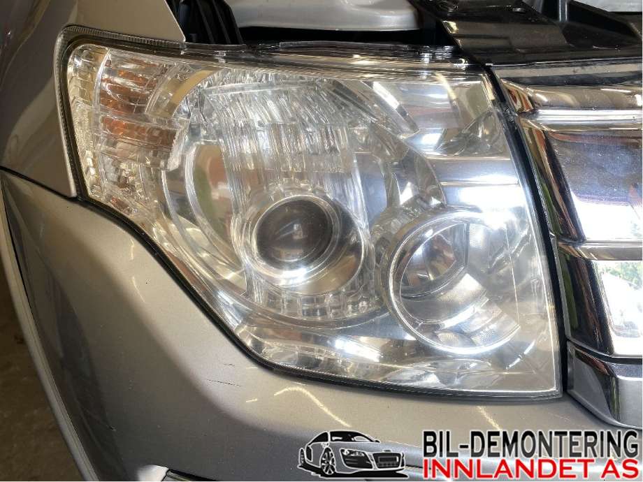 Frontlykt høyre halogen til Mitsubishi Pajero, 2016-2019 (Type IV, Fase 2)  (MITSUBISHI|8301C812)