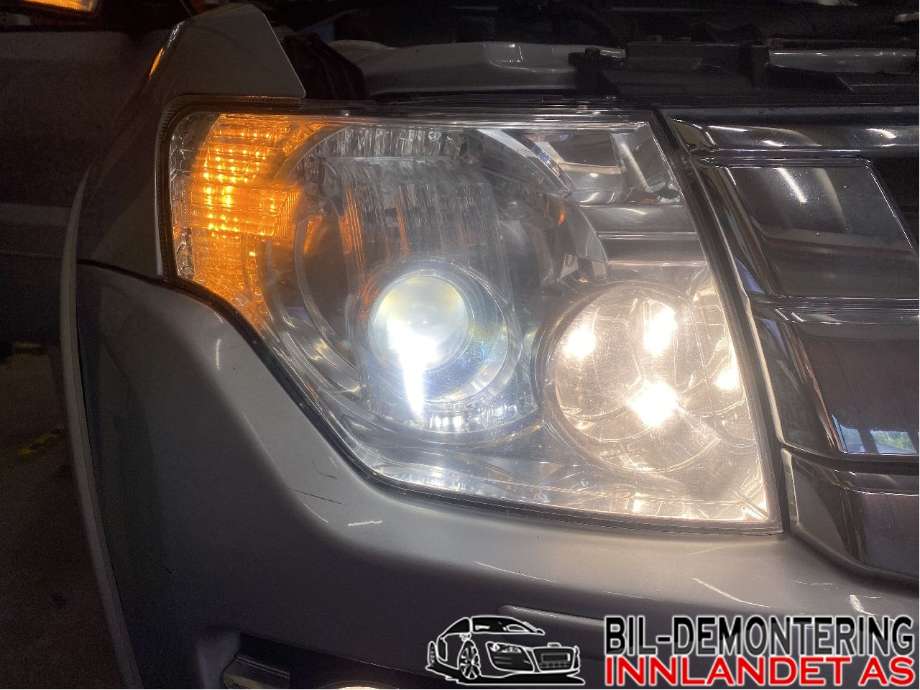 Frontlykt høyre halogen til Mitsubishi Pajero 2016-2019 (Type IV, Fase 2)  (MITSUBISHI|8301C812|)