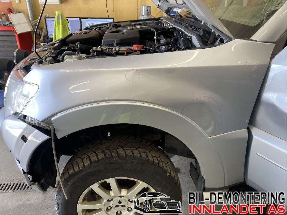 Skjerm venstre foran til Mitsubishi Pajero, 2016-2019 (Type IV, Fase 2)  (MITSUBISHI|5220C251)