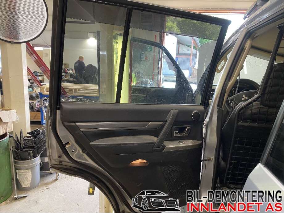 Dør venstre bak til Mitsubishi Pajero 2016-2019 (Type IV, Fase 2)  (MITSUBISHI|5730A729|)