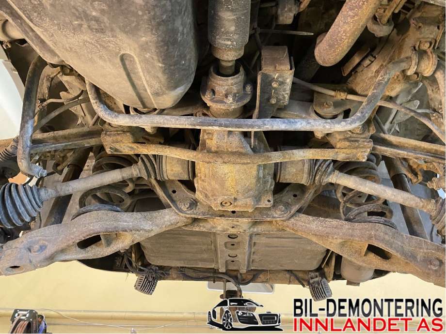 Travers bak til Mitsubishi Pajero 2016-2019 (Type IV, Fase 2)  (MITSUBISHI|4100A051|)