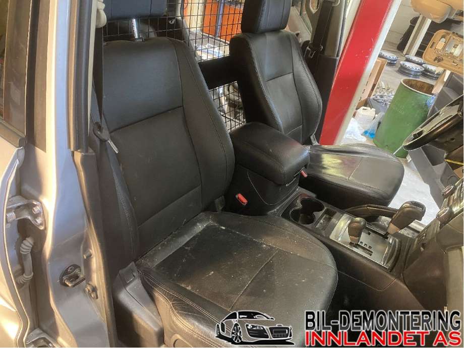 Sete foran høyre til Mitsubishi Pajero, 2016-2019 (Type IV, Fase 2)  (MITSUBISHI|6911C000XB)