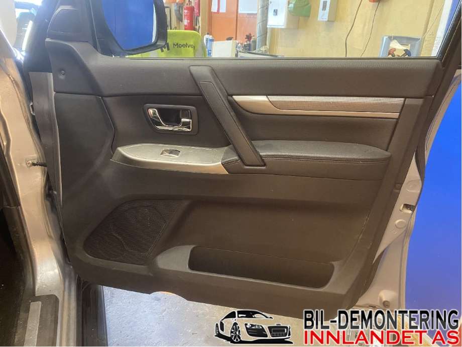 Dørtrekk høyre til Mitsubishi Pajero, 2016-2019 (Type IV, Fase 2)  (MITSUBISHI|7221C518XB)
