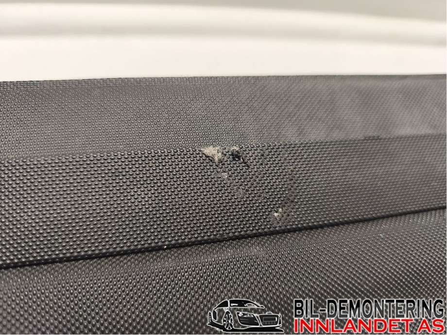 Bagasjerom rollon til VW Passat 1997-2000 (B5,3B) (B5,3B) (VOLKSWAGEN|3B9 867 871 AA|)