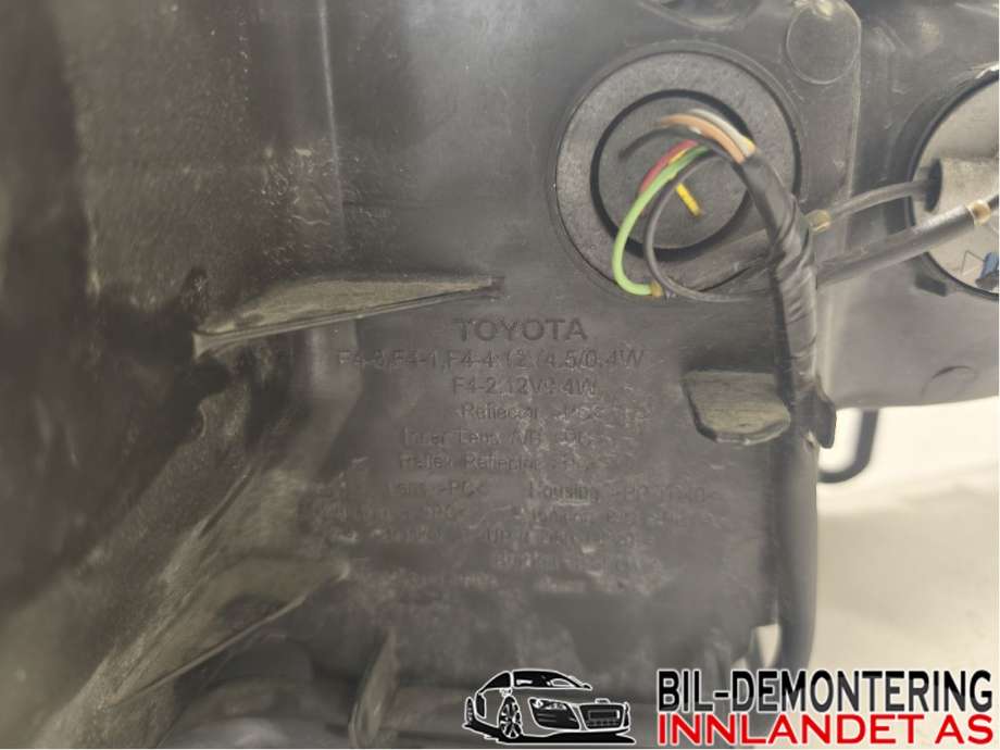Frontlykt venstre halogen til Toyota C-HR 2016-->>  (TOYOTA|81170F4030|81170F4031|)