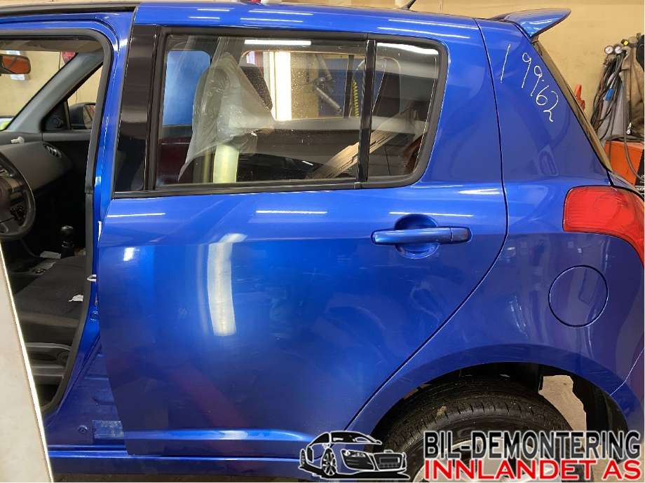 Dør venstre bak til Suzuki Swift, 2005-2010  (SUZUKI|6800463J00)