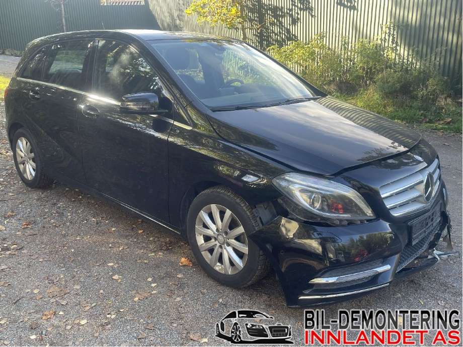Skjerm høyre foran til Mercedes B-Klasse, 2011-2018 (W246) (W246) (MERCEDES|A 246 881 02 01)