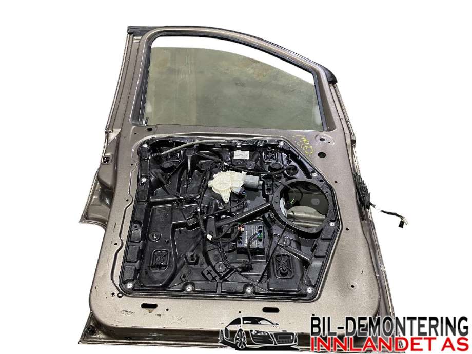 Dør venstre foran til Mercedes Vito 2014-->> (W447) (W447) (MERCEDES|A 447 720 00 05|A 447 720 66 00|)