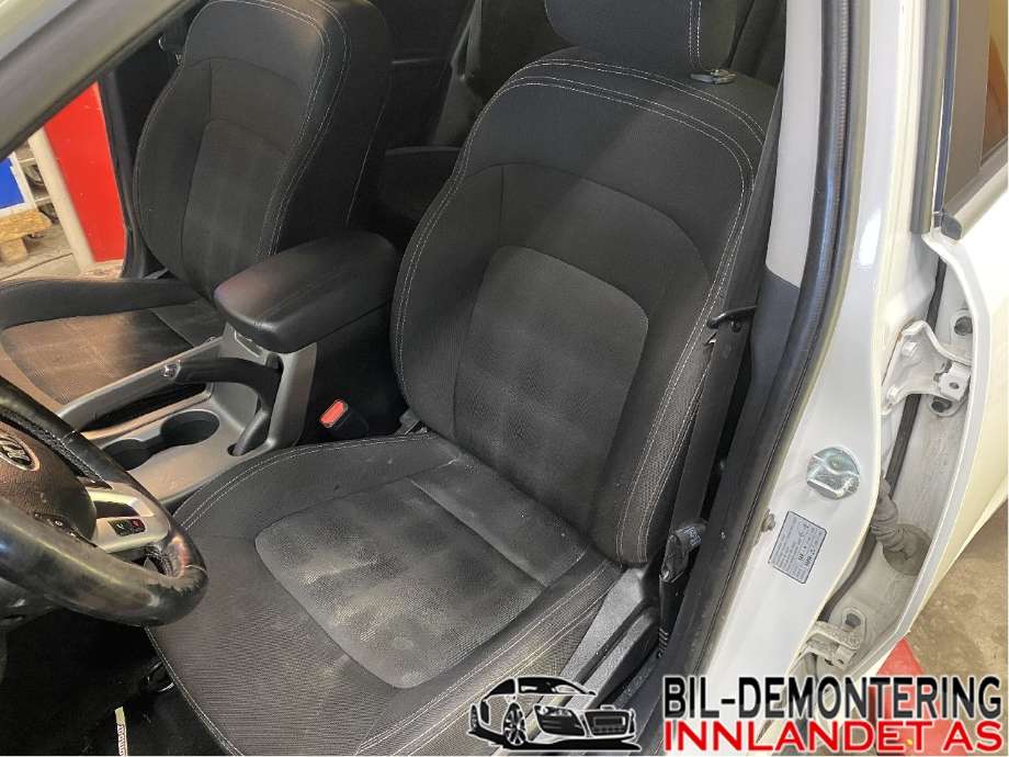 Sete foran venstre til Kia Sportage, 2010-2016 (Type III) (KIA|881033U040EAN)