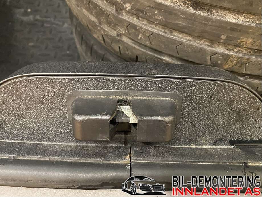 Baklukelås til Ford Kuga, 2008-2012 (Type I)  (FORD|8V41-S442A66-AG)