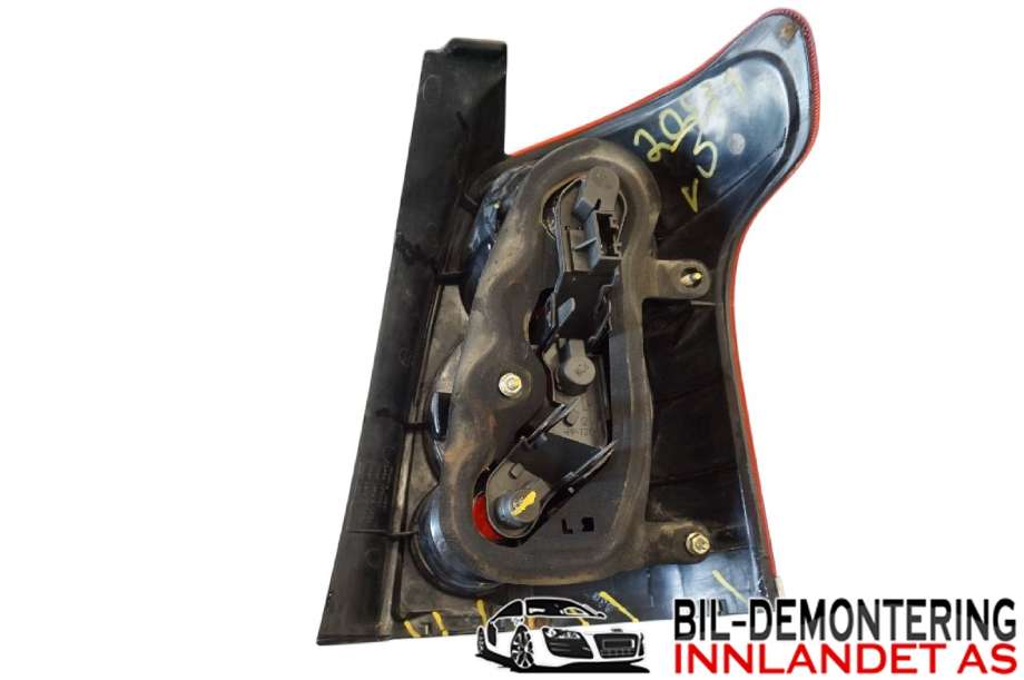 Baklykt venstre til Toyota Avensis 2003-2008 (Type II)  (TOYOTA|8156105170|)