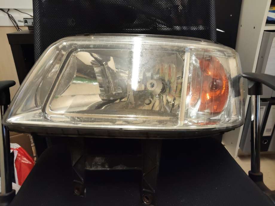 Frontlykt venstre halogen til VW Transporter / Caravelle, 2003-2009 (Fase 1) (T5) (T5) (7H1 941 017 N)
