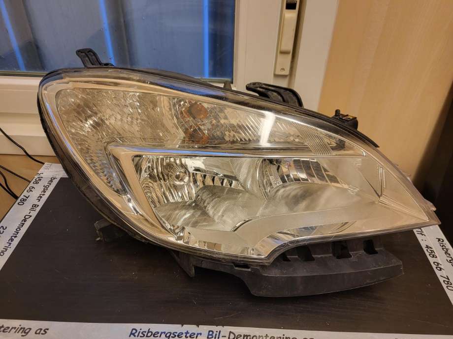 Frontlykt høyre halogen til Opel Mokka, 2012-2016 (Type I, Fase 1)  (95095497)