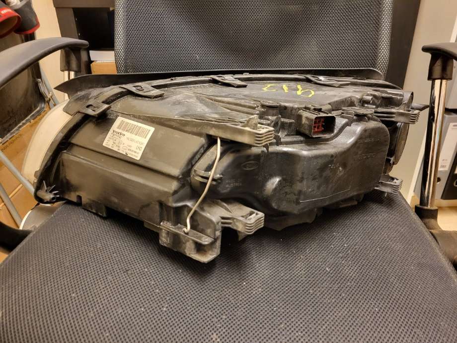 Frontlykt høyre halogen til Volvo V70 2007-2013 (Type III, Fase 1)  (31297843|)