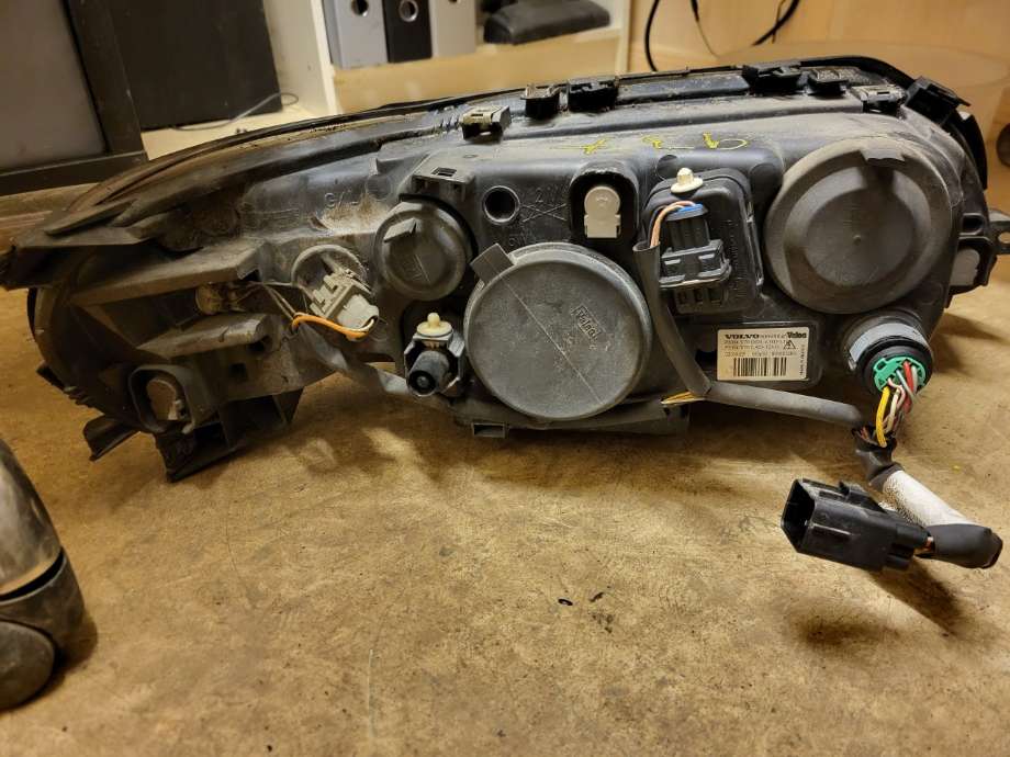 Frontlykt venstre xenon til Volvo XC70 2005-2007 (Type I, Fase 2)  (30698846|)
