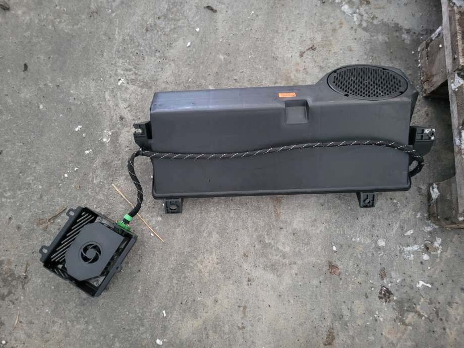 Bilstereo sub-woofer til Mercedes E-Klasse, 2013-2016 (Fase 2) (W212) (W212) (A 251 820 06 02)