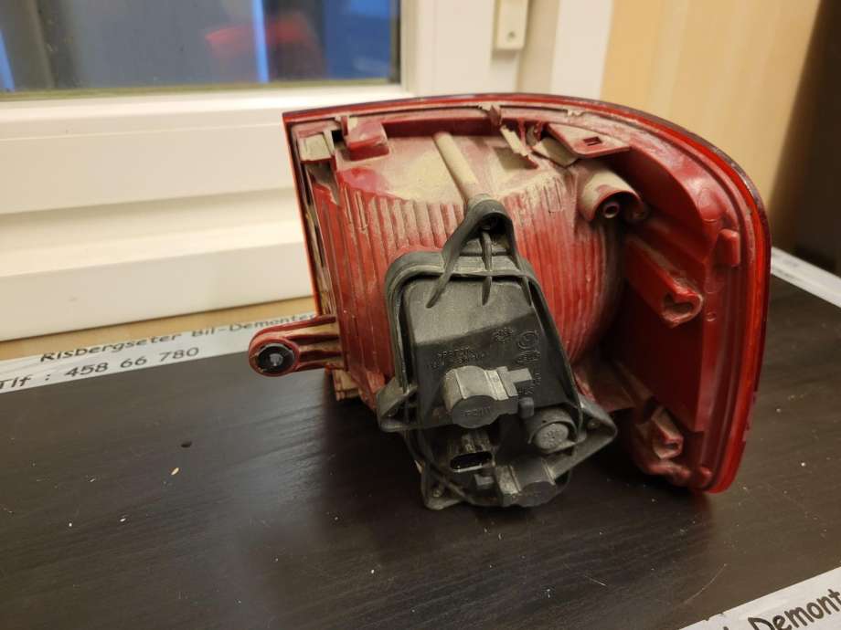 Baklykt venstre ytre til VW Touran 2010-2015 (Type I, Fase 3)  (1T0 945 095 R|)