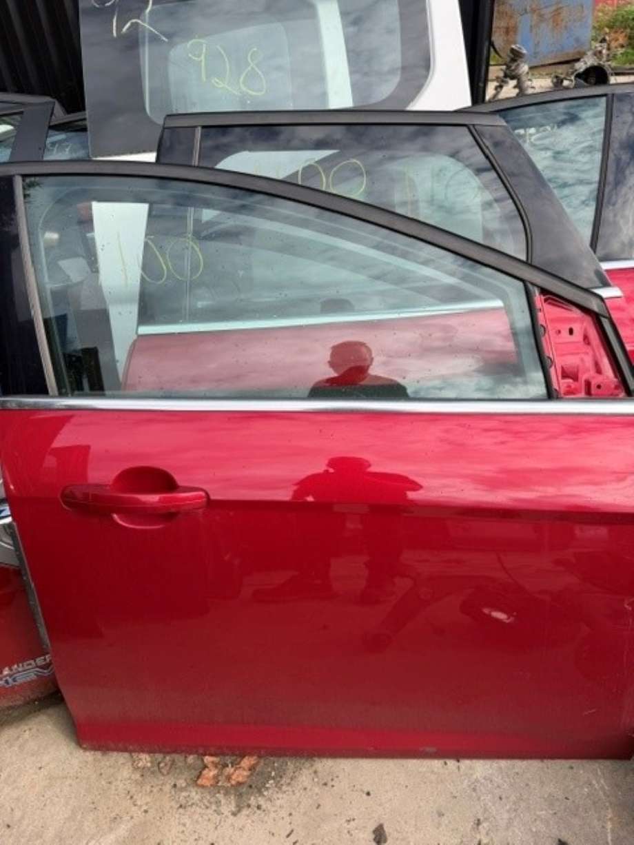 Dør høyre foran til Ford Focus 2011-2014 (Type III, Fase 1) (2147844|)