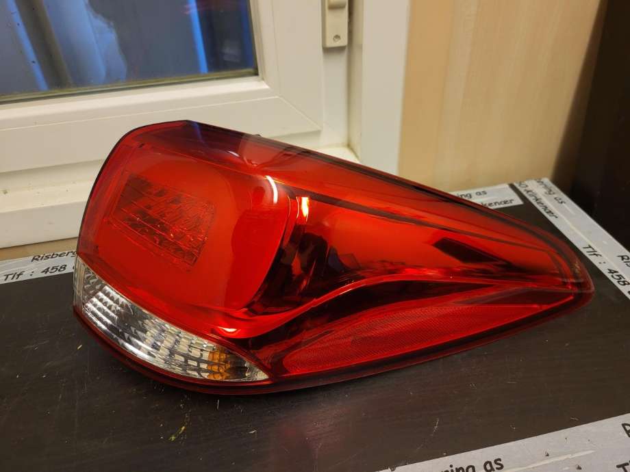Baklykt høyre ytre til Kia Carens 2013-2018 Type III (92402A 4110|)