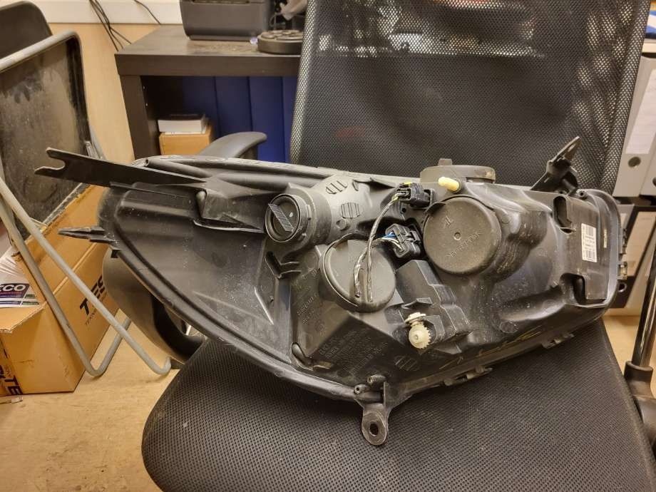 Frontlykt venstre halogen til Renault Clio 2012-2016 (Type IV, Fase 1)  (260601850R|)