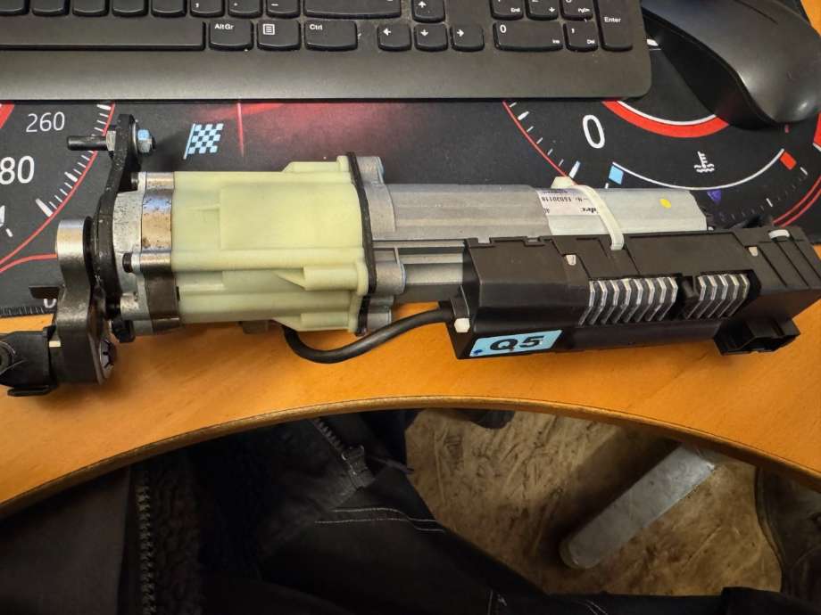 Baklukeåpner motor til Audi Q5, 2008-2012 (Type I, Fase 1)  (8R0 827 851 B)