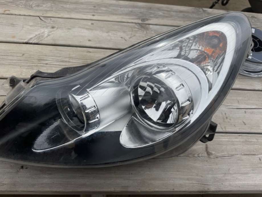 Frontlykt venstre halogen til Opel Corsa D, 2006-2014  (93189361)