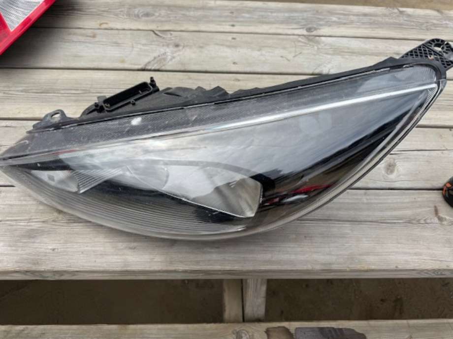 Frontlykt venstre halogen til Ford Focus, 2014-2018 (Type III, Fase 2)  (2063541)