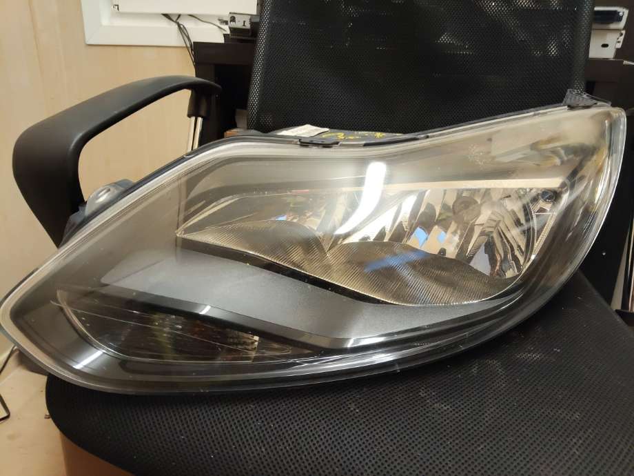 Frontlykt venstre halogen til Ford Focus, 2011-2014 (Type III, Fase 1)  (1873935)
