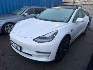Tesla Model 3,   (|)