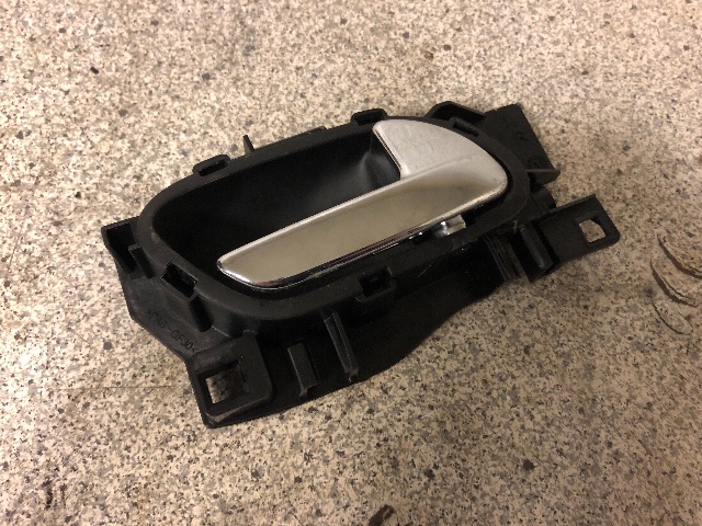 Dørhåndtak inv høyre bak til Peugeot 5008, 2010-2017 (Type I)  (9683446577)