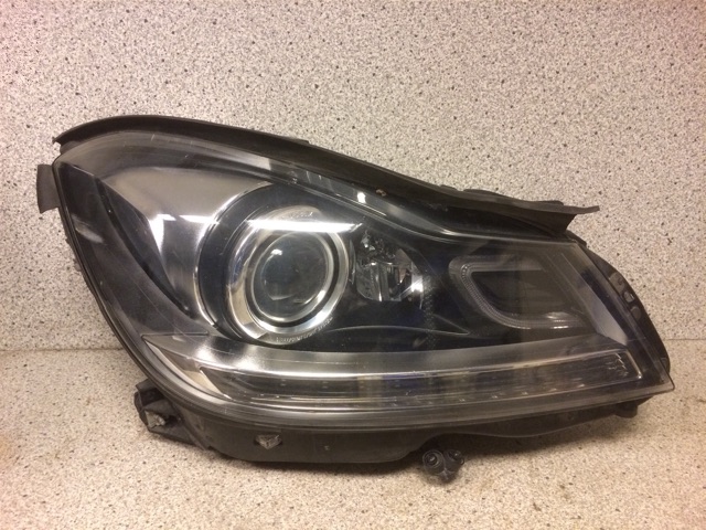 Frontlykt høyre halogen til Mercedes C-Klasse 2011-2014 (Fase 2) (W204) (W204) (A2048208039|)