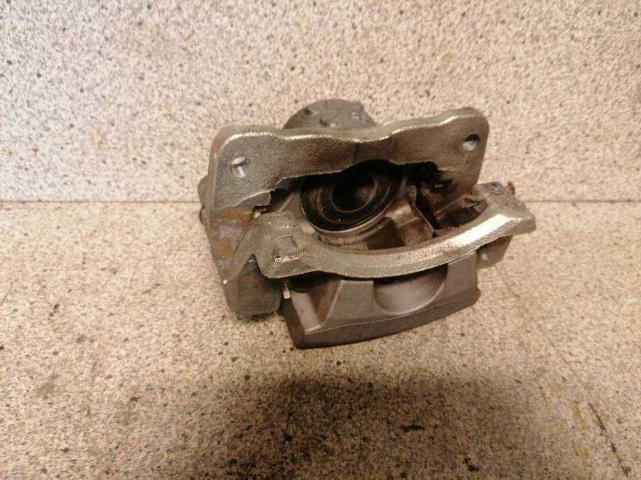 Bremsecaliper venstre foran til Toyota Prius, 2016-2023 (Type IV) (combi) (combi) (4775047060)