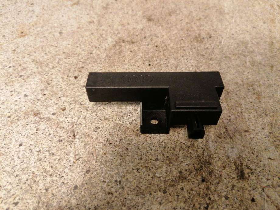 Antenne navigasjon til Audi Q5 2008-2012 (Type I, Fase 1)  (8K0907247|)