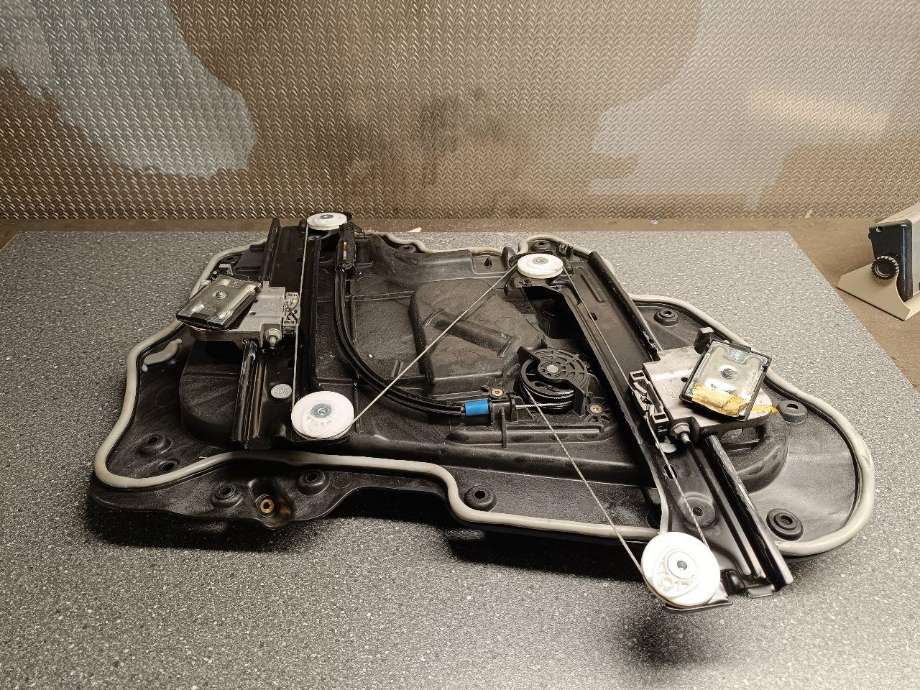 Ruteheis høyre bak til Tesla Model 3, 2018-2023 (Fase 1)