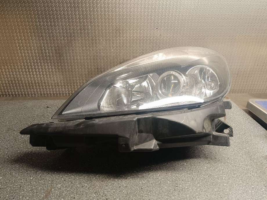 Frontlykt venstre halogen til Renault Clio, 2006-2009 (Type III, Fase 1)  (8200261610)