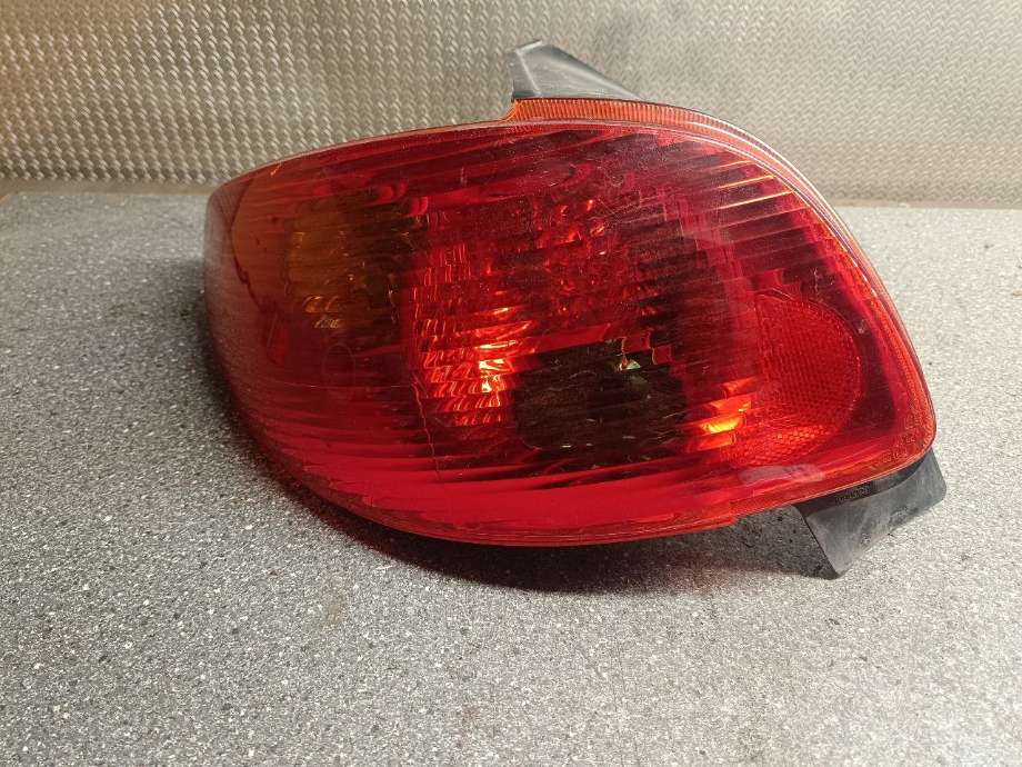 Baklykt venstre til Peugeot 206, 1998-2007  (6350 S0)