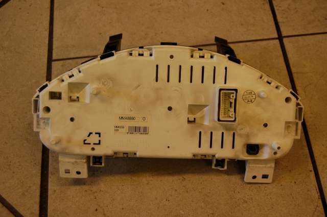 Instrumentpanel til Mitsubishi Colt 2000-2004 (Type VI, Fase 2)  (MN148890|)