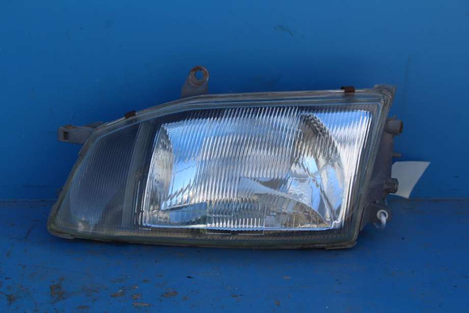 Frontlykt venstre halogen til Toyota Hiace, 2001-2006 (Fase 2)  