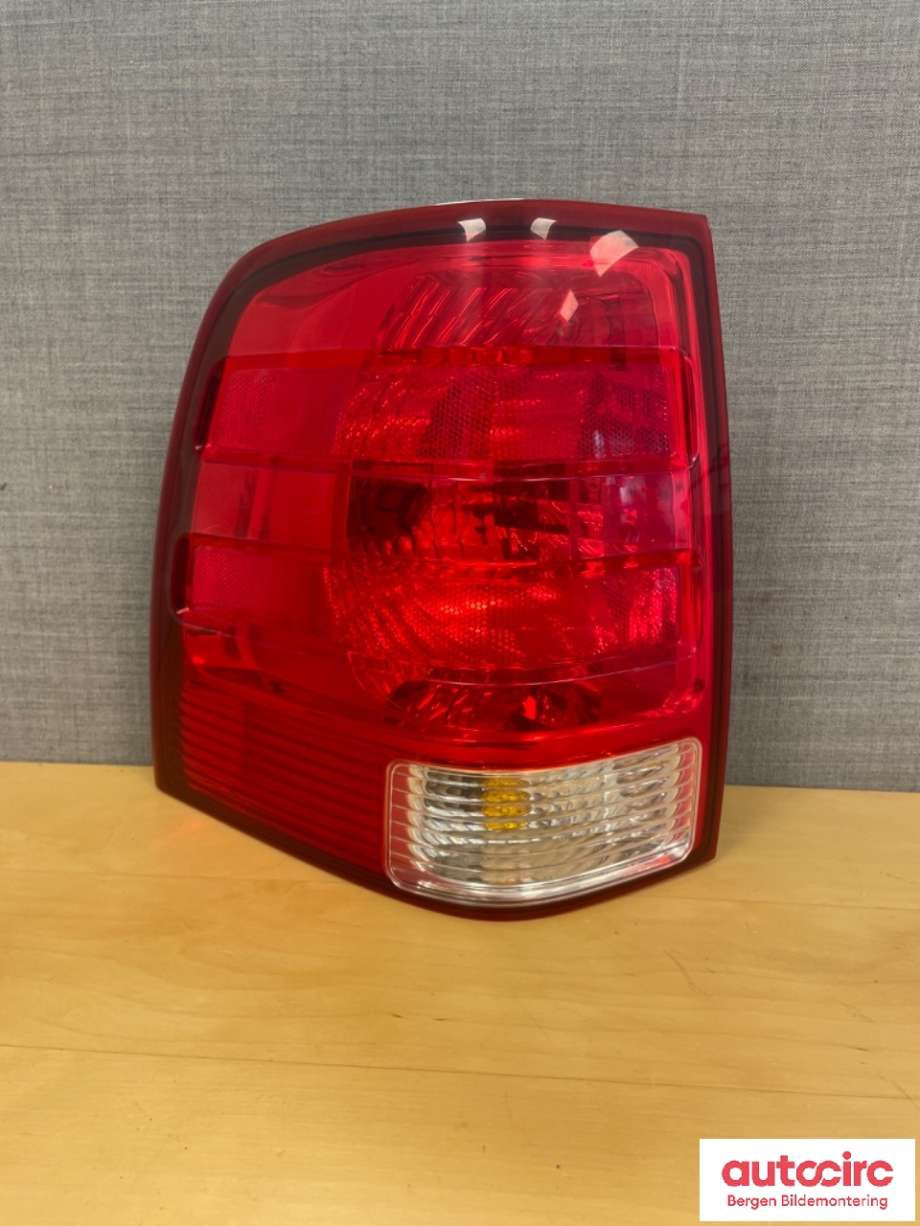 Baklykt venstre til Ford Expedition 2003-2006  (FORD (US)|2L1Z13405-AB|)