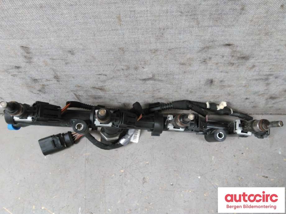 Dyseskinne (fuelrail) til Audi A4 2007-2014 (Type IV) (B8) (B8) (AUDI|06K 133 681 A|)
