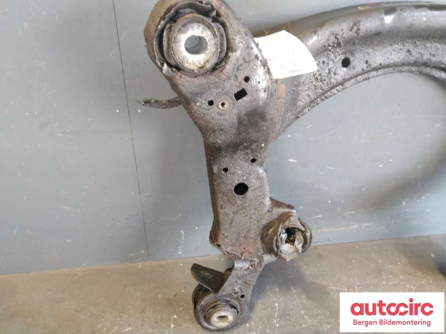 Travers foran hoved til Audi A6, Allroad 2006-2008 (Type II, Fase 1) (C6) (C6) (AUDI|4F0 399 313 AE|)