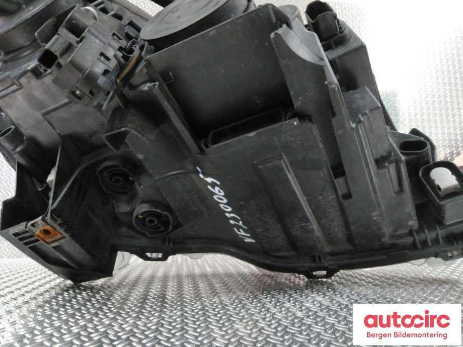Frontlykt venstre halogen til Peugeot 5008 2010-2017 (Type I)  (PEUGEOT|6208 N9|)