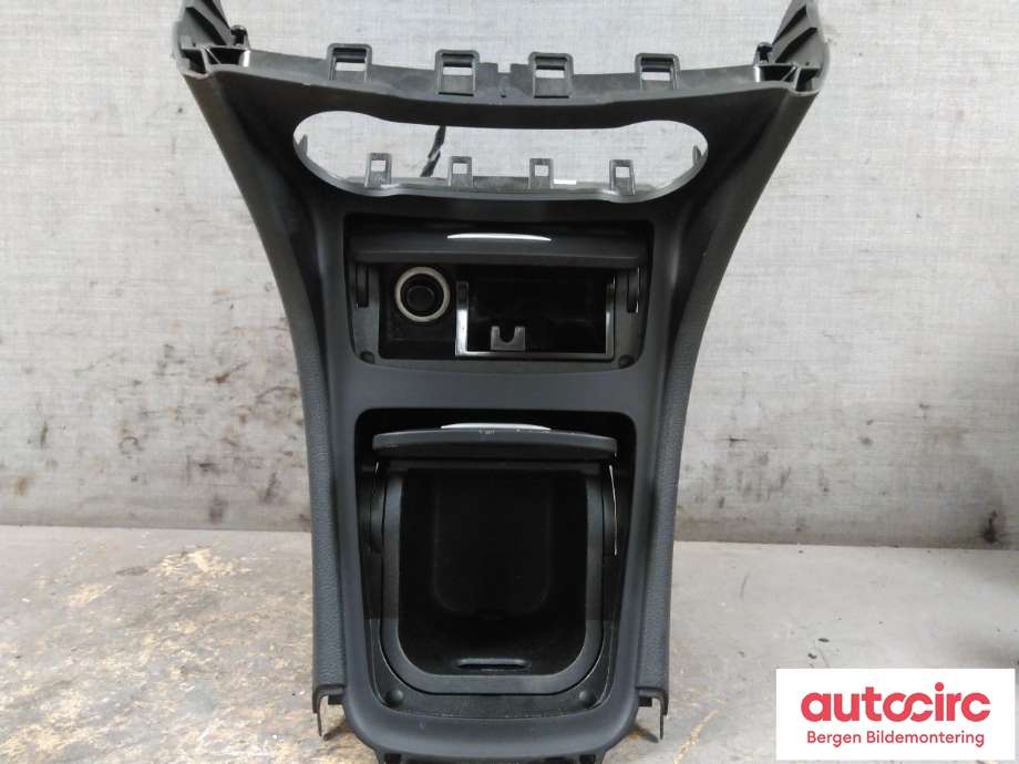 Innredning, Konsoll til Mercedes CLA 2013-2019 (C117) (C117) (MERCEDES|A 176 680 04 71|)