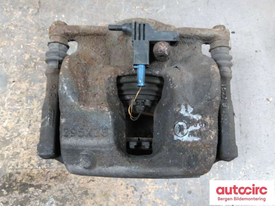 Bremsecaliper høyre foran til Mercedes CLA 2013-2019 (C117) (C117) (MERCEDES|A 000 421 74 81|)