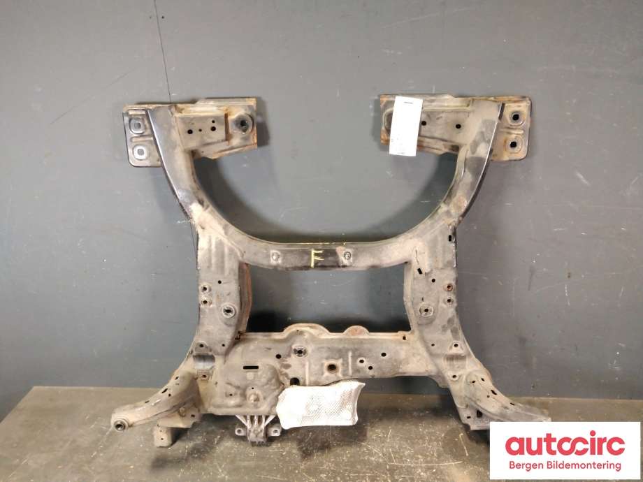 Travers foran hoved til Mercedes CLA 2013-2019 (C117) (C117) (MERCEDES|A 246 620 12 00|)