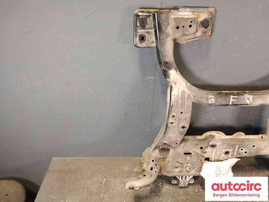 Travers foran hoved til Mercedes CLA 2013-2019 (C117) (C117) (MERCEDES|A 246 620 12 00|)
