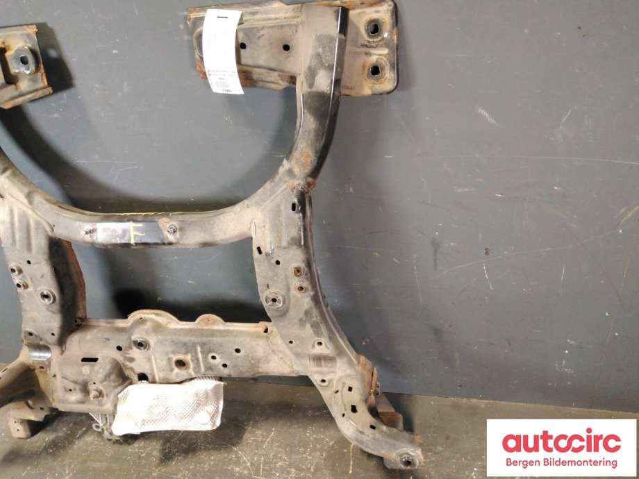 Travers foran hoved til Mercedes CLA 2013-2019 (C117) (C117) (MERCEDES|A 246 620 12 00|)