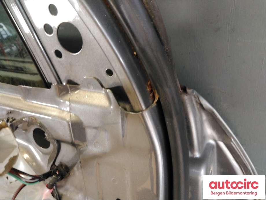 Dør venstre foran til Suzuki Grand Vitara 2005-2015 (Type III)  (SUZUKI|68002-65843|)