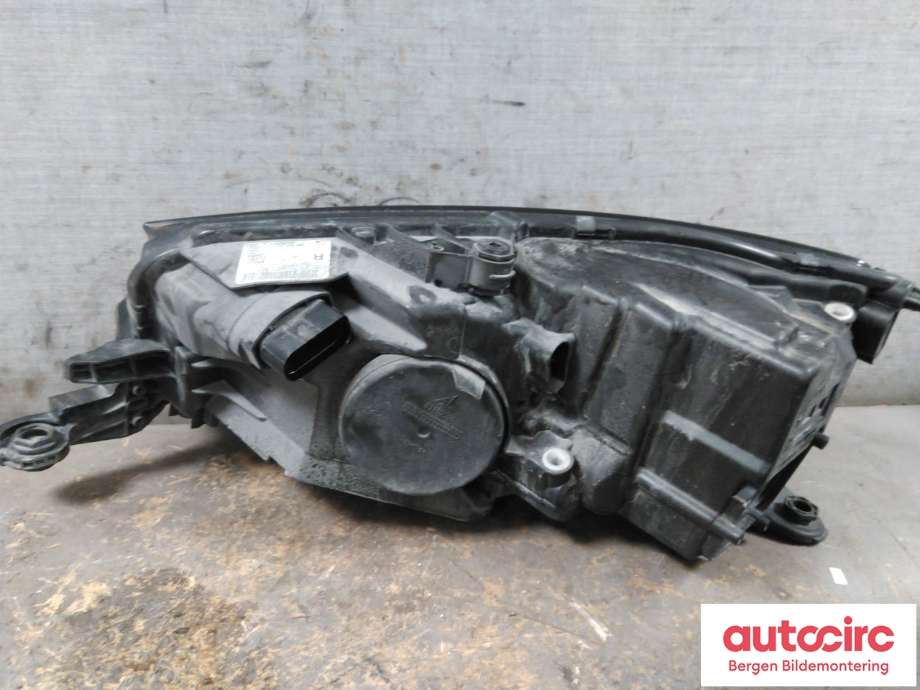 Frontlykt høyre halogen til Škoda Fabia 2014-2021 (Type III)  (SKODA|6V1 941 016 F|)