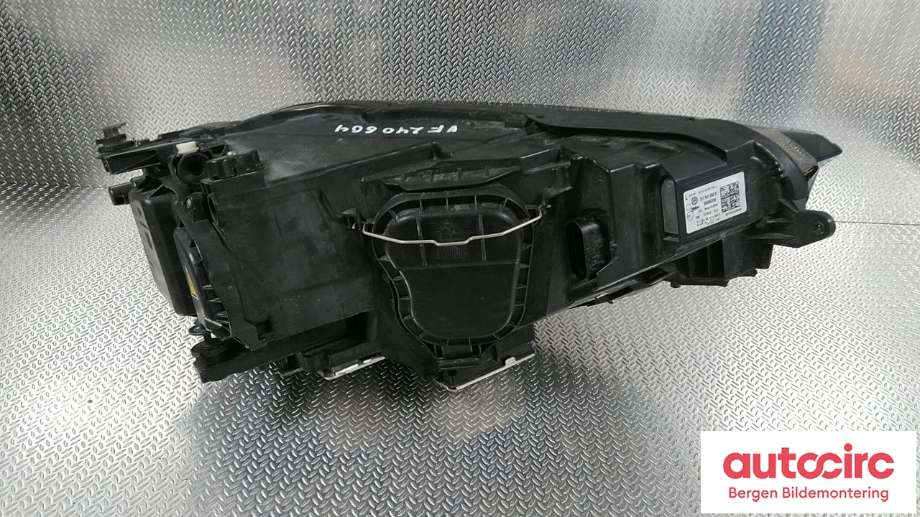 Frontlykt venstre halogen til VW Golf Sportsvan 2014-2018  (VOLKSWAGEN|517 941 043 B|)